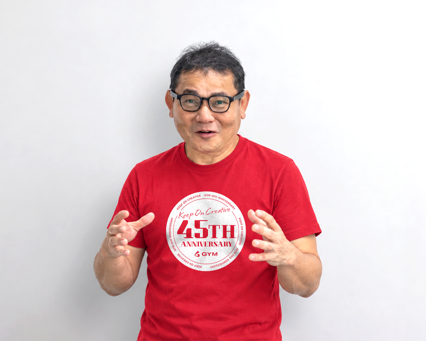 GYM45周年オリジナルTシャツを着用したモデル